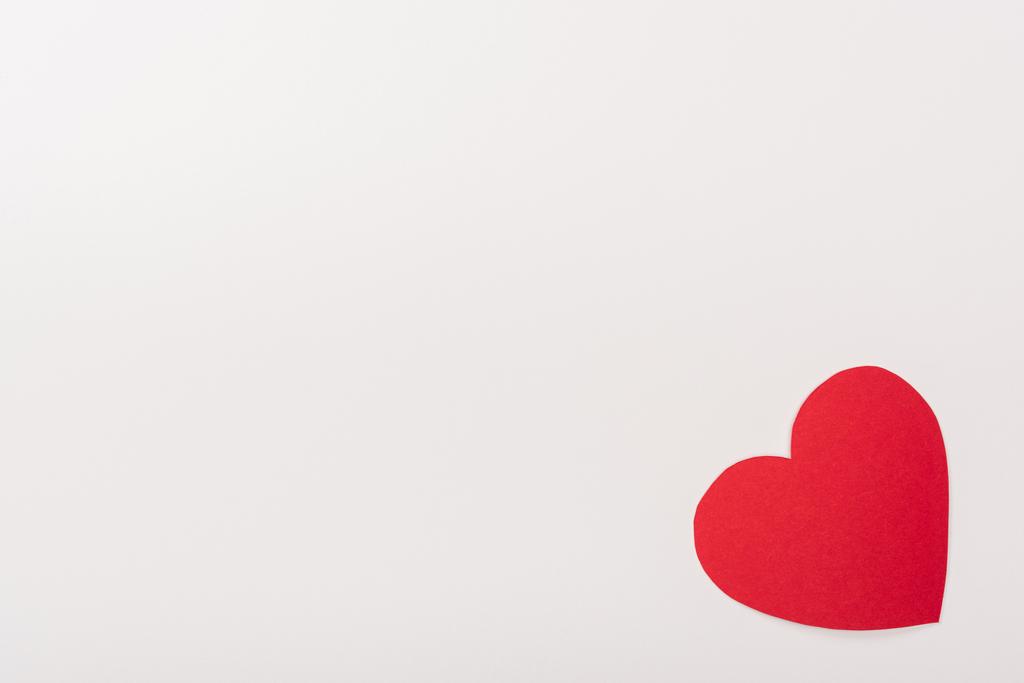 vista superior de la tarjeta de papel en forma de corazón rojo aislado en blanco con espacio de copia, San Valentín concepto de día
 - Foto, imagen