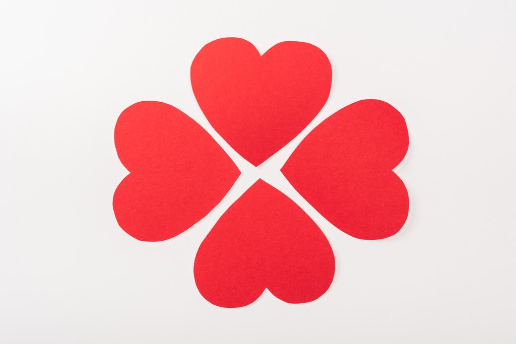 фон с бумажными карточками в форме сердца, изолированными на концепции Дня Святого Валентина
 - Фото, изображение