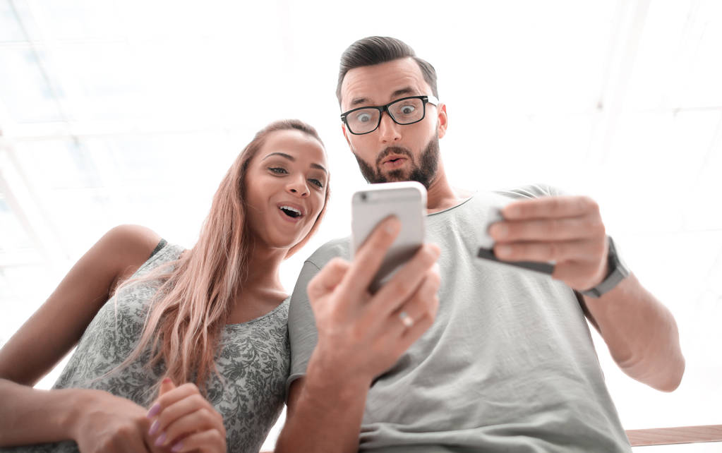 pareja joven usando el teléfono inteligente para compras en línea
 - Foto, imagen