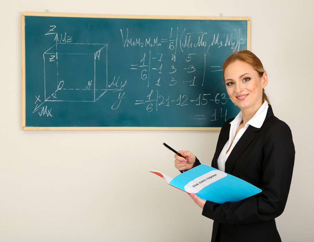 Πορτραίτο γυναίκας δάσκαλος κοντά το μαυροπίνακα στην τάξη - Φωτογραφία, εικόνα