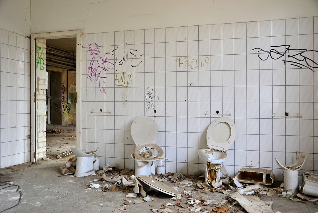 Туалеты на заброшенной фабрике
 - Фото, изображение