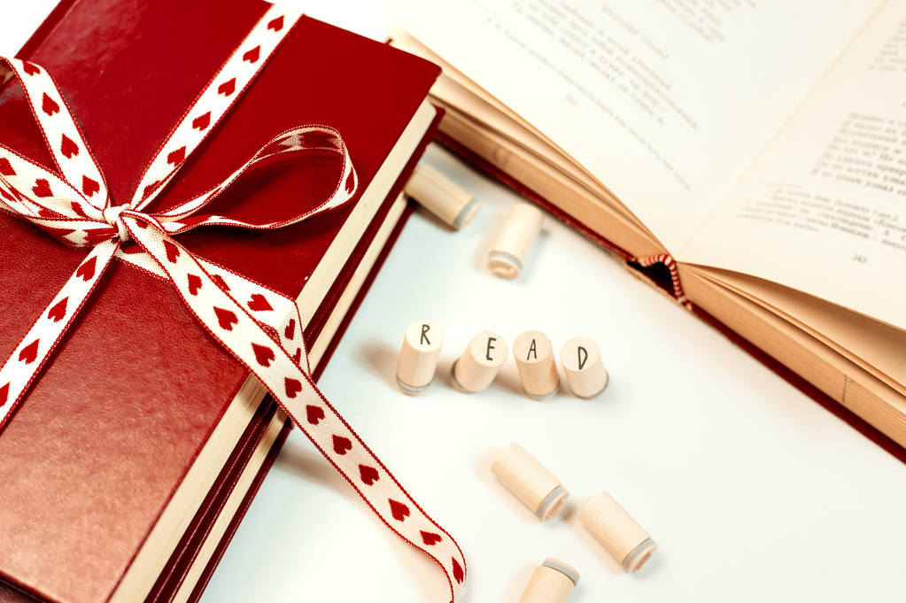 Fond Saint-Valentin. Empilement de livres avec ruban
 - Photo, image