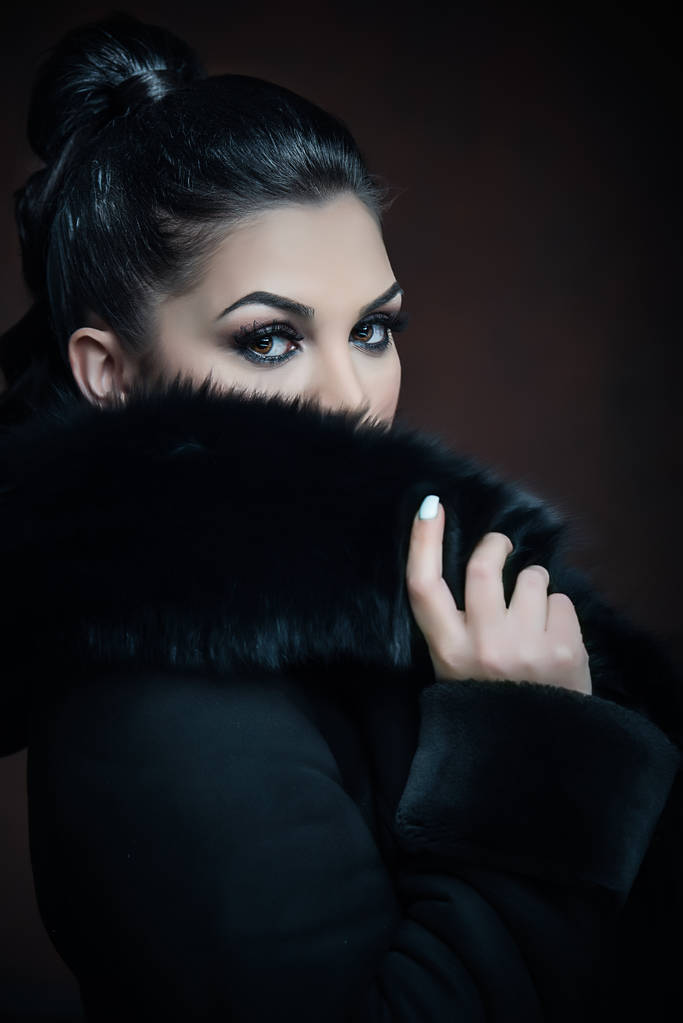 Портрет красивой девушки с черным мехом
  - Фото, изображение