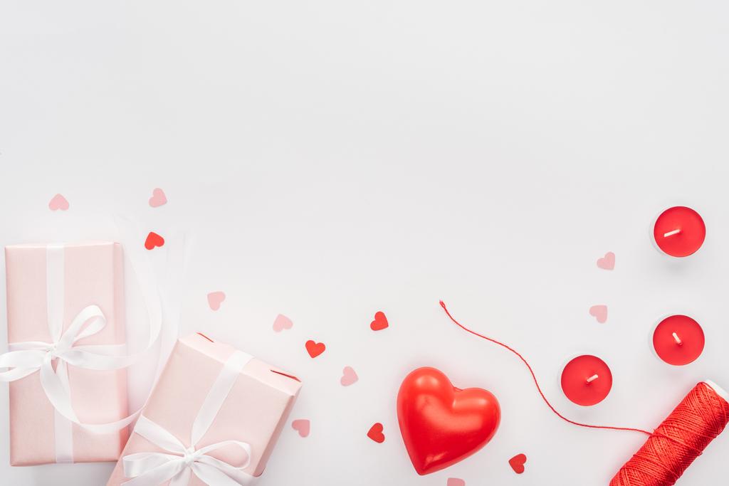 вид зверху на подарункові коробки та прикраси валентинки ізольовані на білому
 - Фото, зображення