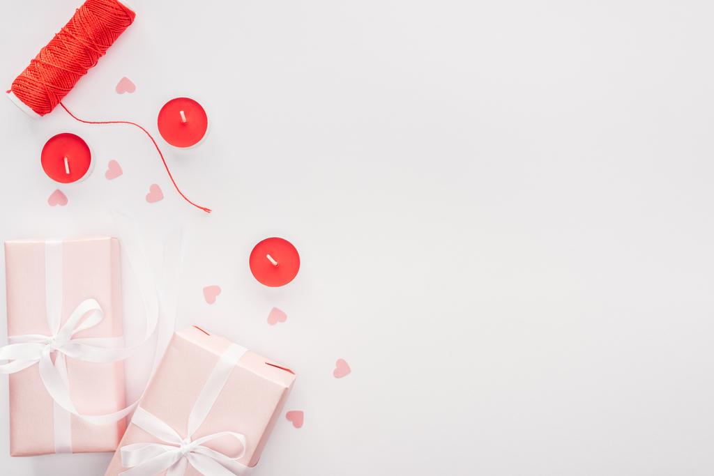 bovenaanzicht van geschenk dozen en valentines decoraties geïsoleerd op wit - Foto, afbeelding