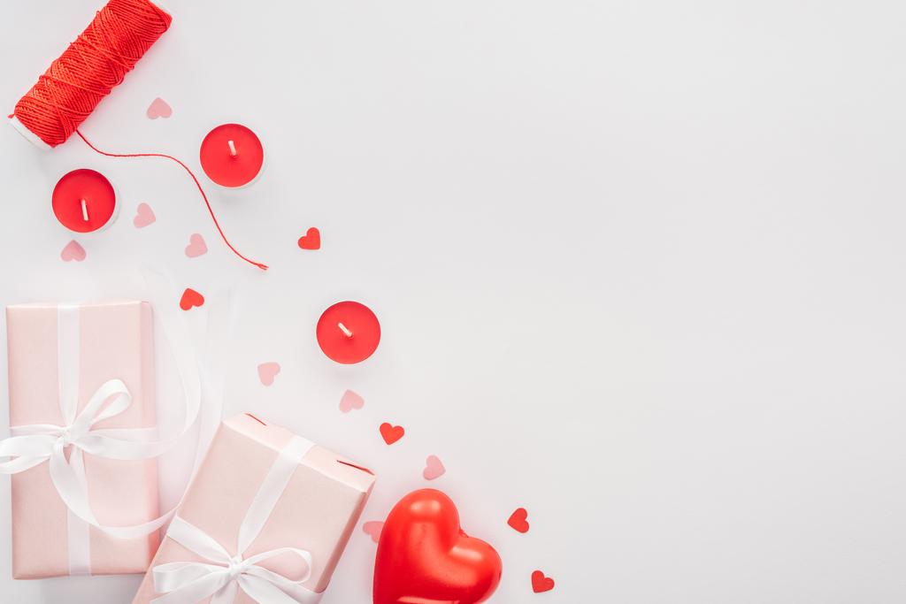 ajándék dobozok és Valentin dekorációk elszigetelt fehér példány helyet, Szent Valentin-nap koncepció felülnézet - Fotó, kép