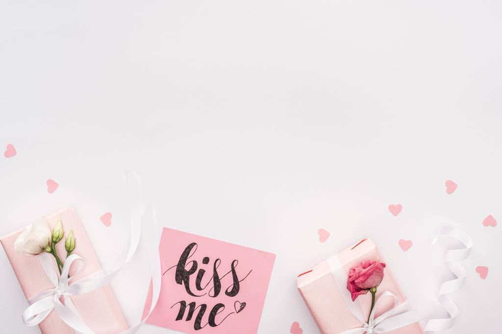 vista superior de caixas de presente, corações de papel e cartão com letras 'me beije' isoladas em branco
 - Foto, Imagem