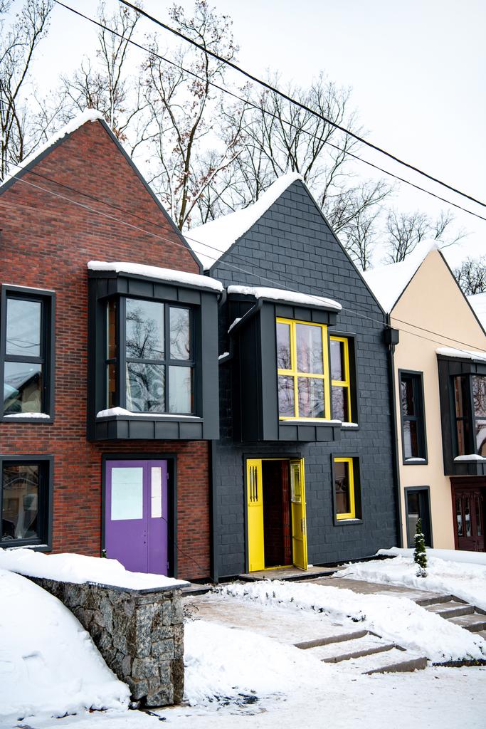 κομψά μοντέρνα σπίτια σε κρύος χειμώνας με χιόνια σε έδαφος  - Φωτογραφία, εικόνα