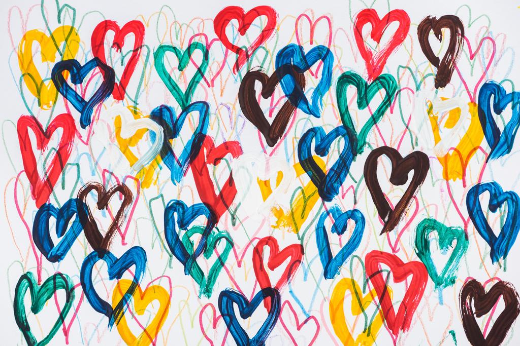 υπόβαθρο των αφηρημένων πολύχρωμα ζωγραφισμένα καρδιές σε λευκό φόντο - Φωτογραφία, εικόνα