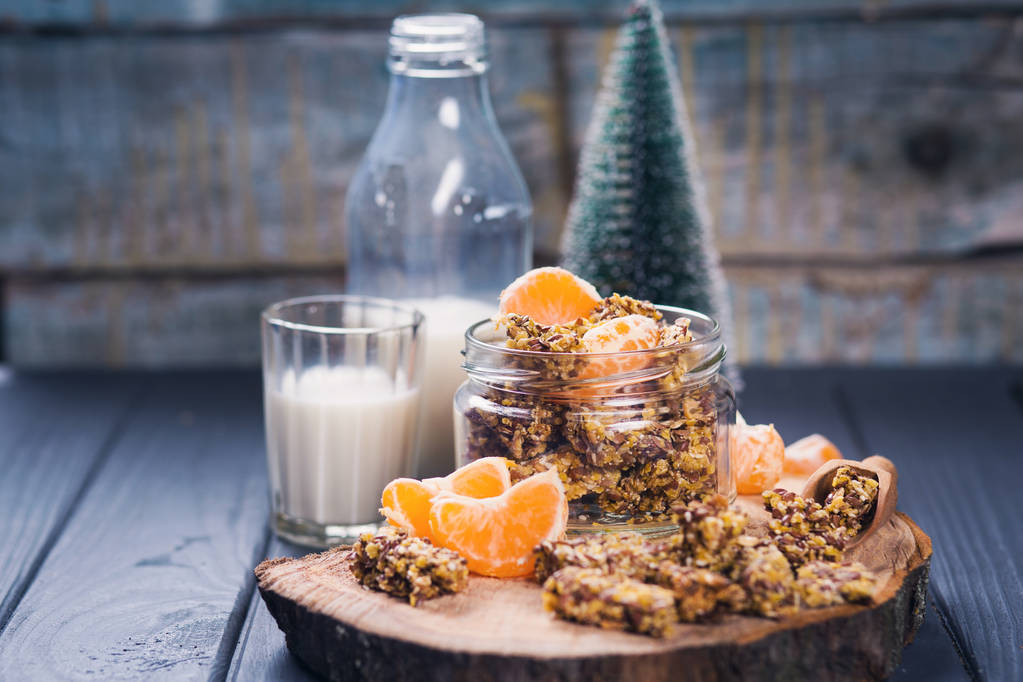 granola avec mandarine et petit déjeuner santé au lait sur planche de bois
 - Photo, image