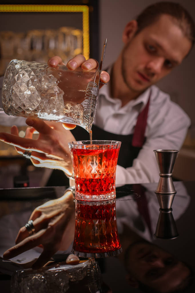 Profesyonel barmen prepairing turuncu kokteyl  - Fotoğraf, Görsel