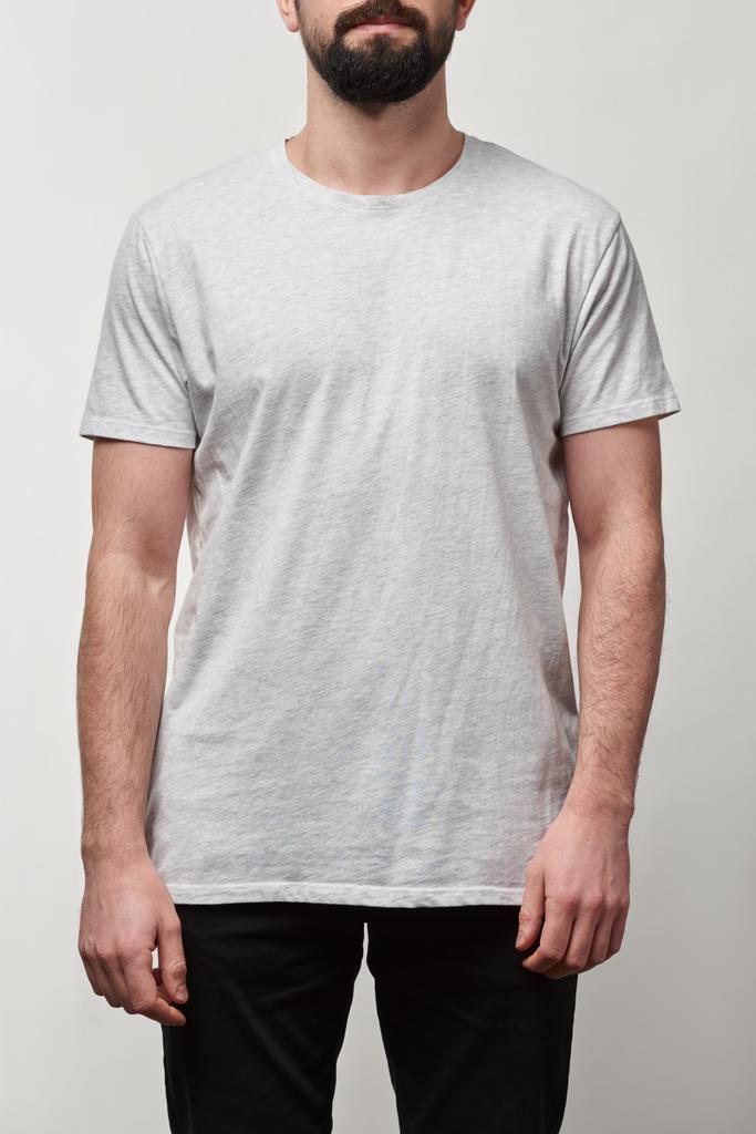 частичный вид бородатого мужчины в белой футболке с копировальным пространством, изолированным на сером
 - Фото, изображение