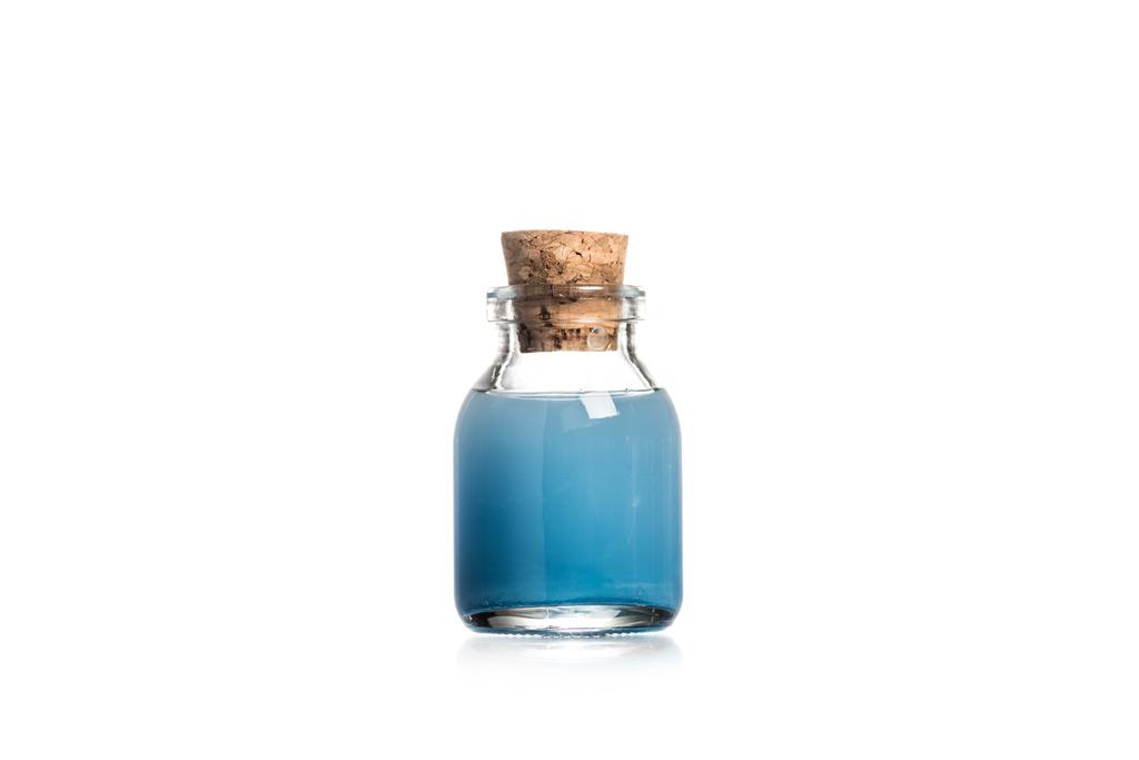 Estudio plano de botella de vidrio con líquido azul aislado en blanco
 - Foto, Imagen