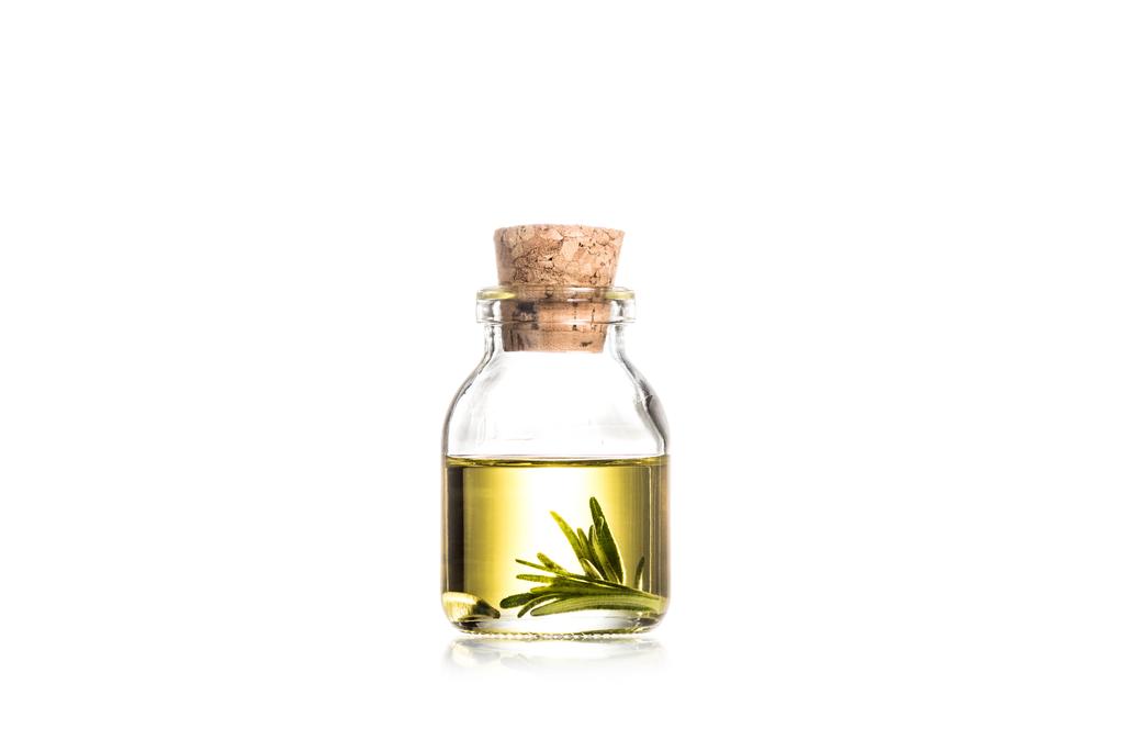 Studio colpo di bottiglia di vetro con olio essenziale e foglie di rosmarino isolato su bianco
 - Foto, immagini