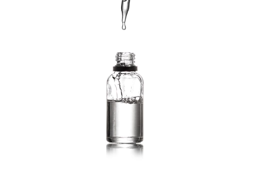 Estudio de inyección de botella de suero con pipeta aislada en blanco
 - Foto, imagen