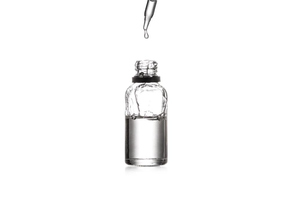 Stüdyo çekim açılan cam şişe ve üzerinde beyaz izole Damlalık - Fotoğraf, Görsel