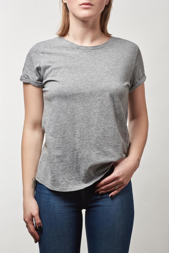 obcięty widok młodej kobiety w szary bawełniany t-shirt z kopia miejsce na białym tle - Zdjęcie, obraz