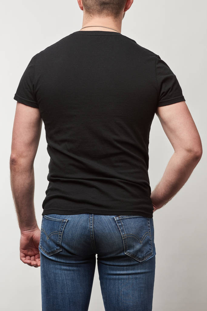 vista posteriore dell'uomo in t-shirt nera con spazio copia isolato su grigio
 - Foto, immagini