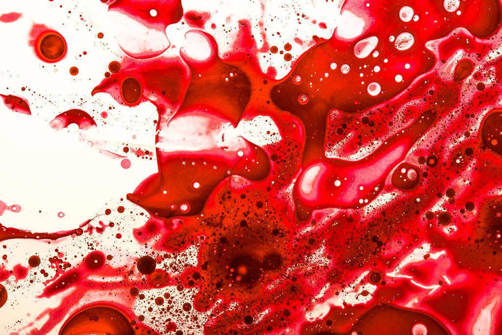 Estudio de salpicaduras de sangre en la superficie blanca
 - Foto, Imagen