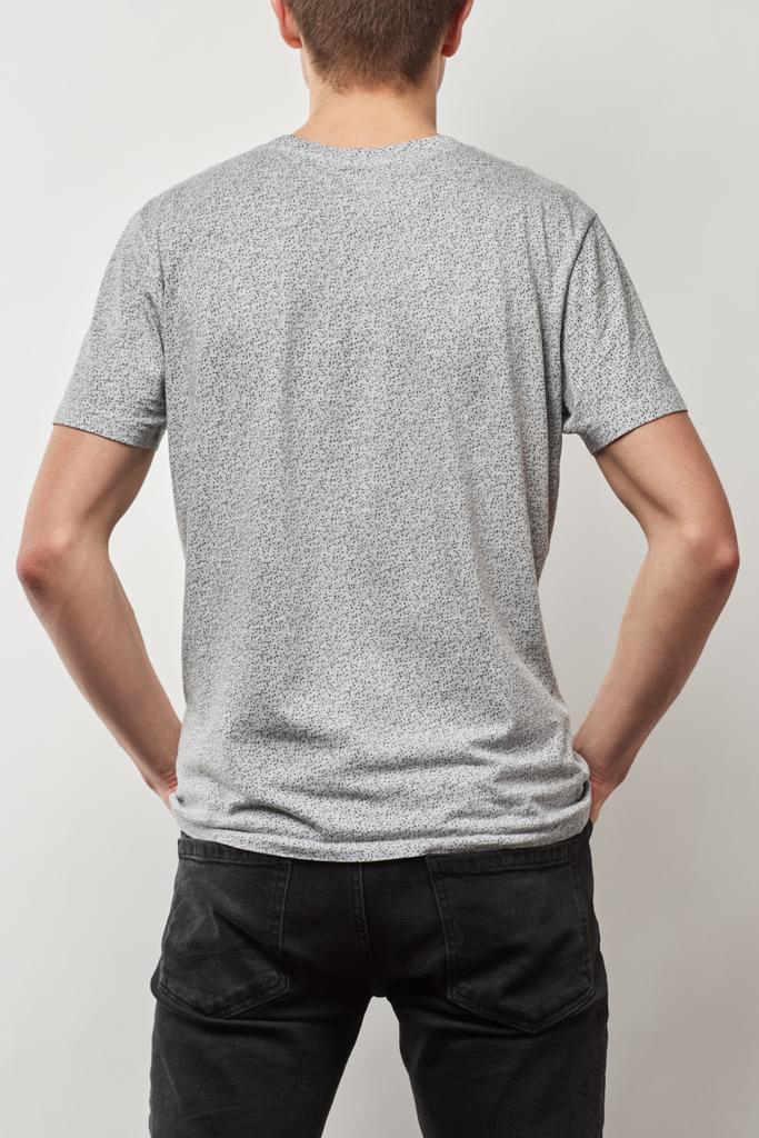 вид сзади человека в хлопчатобумажной футболке с копировальным пространством, изолированным на сером
 - Фото, изображение