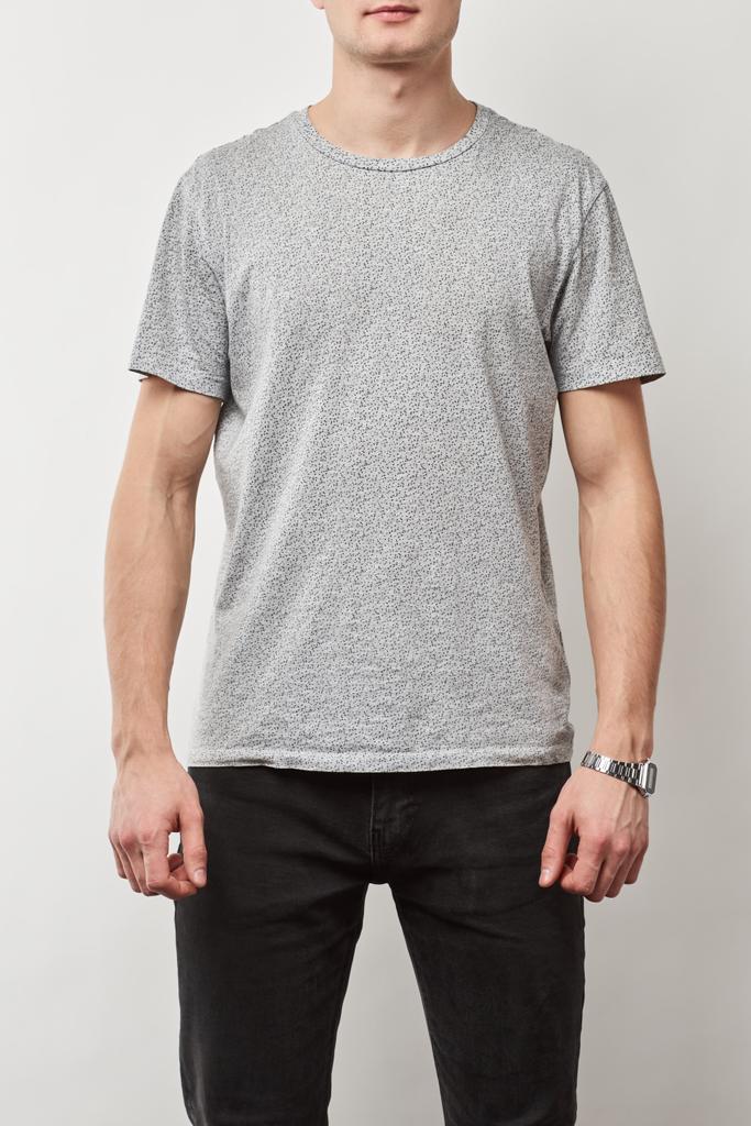 vue partielle de l'homme en t-shirt avec espace de copie isolé sur gris
 - Photo, image