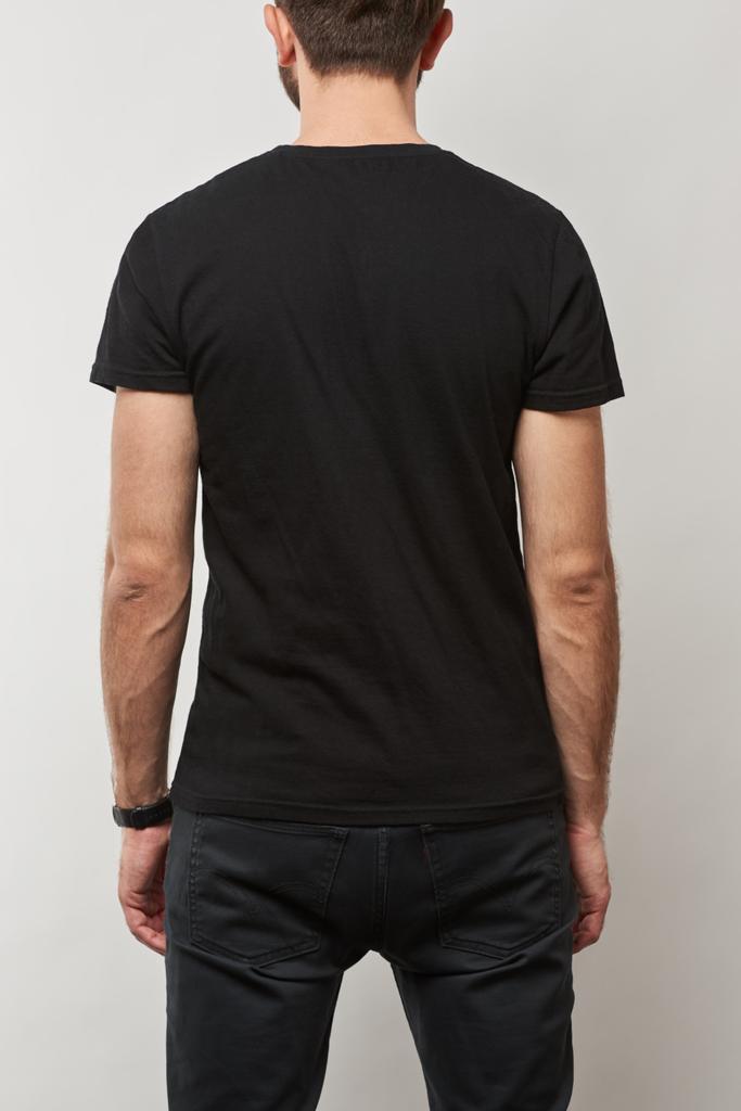 vista posteriore dell'uomo in t-shirt nera con spazio copia isolato su grigio
 - Foto, immagini