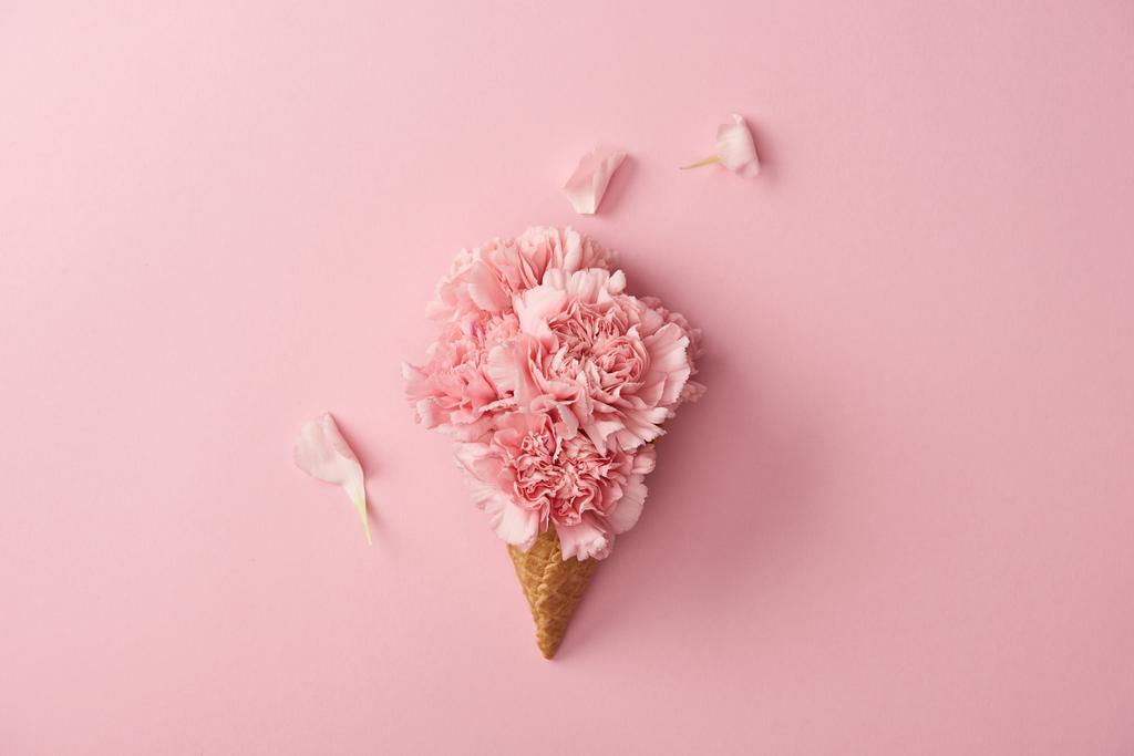 belas flores de cravo rosa em cone wafer isolado em rosa
  - Foto, Imagem