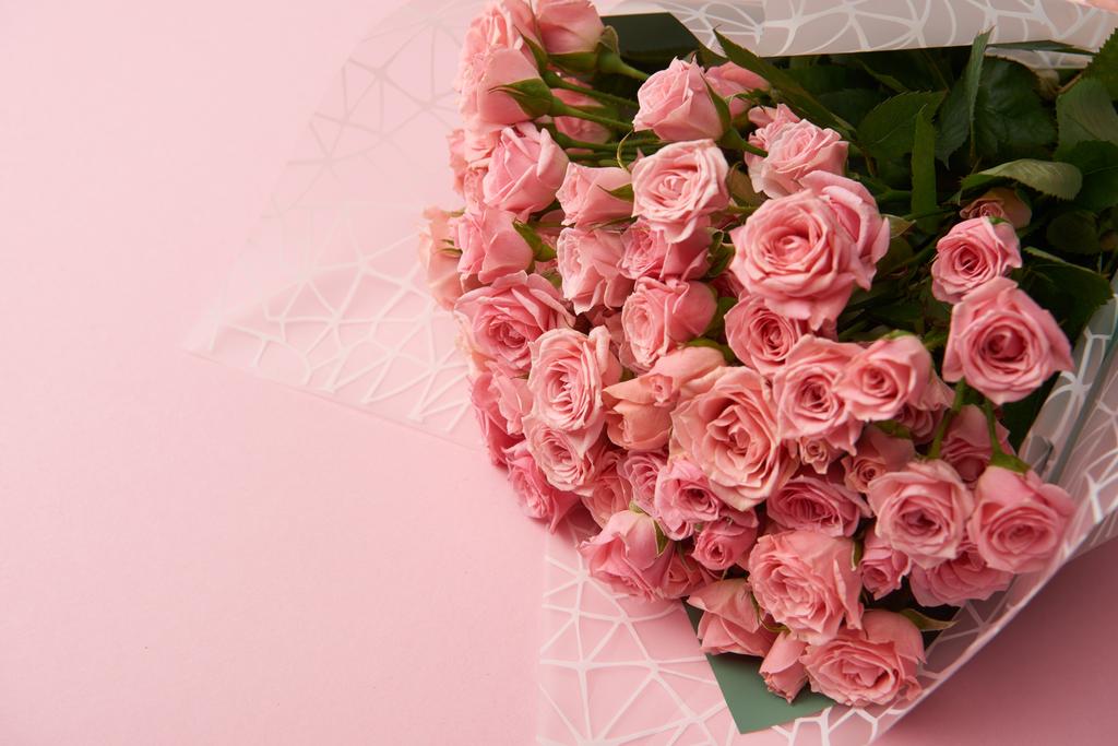 vista de cerca de hermosas flores rosadas tiernas sobre fondo rosa
 - Foto, imagen