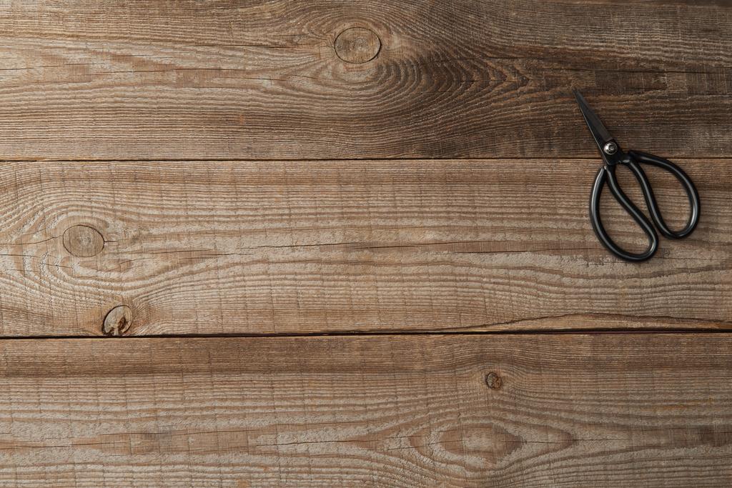 Widok z góry nożyczki na brązowy rustykalne drewniane tła - Zdjęcie, obraz