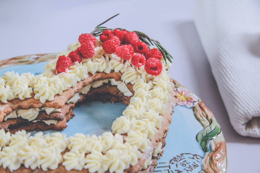 ハートのケーキ、スポンジ ケーキ、ラズベリー - 写真・画像