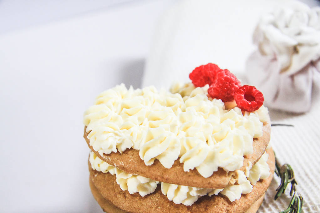 сердечный торт, бисквит, малина
 - Фото, изображение