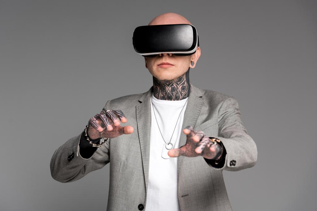 homem tatuado elegante usando fone de ouvido realidade virtual isolado em cinza
   - Foto, Imagem