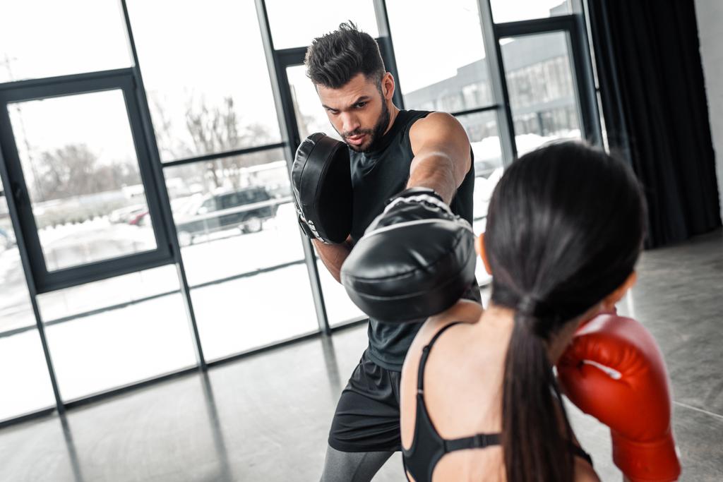 sportovní mladý muž a žena školení a box v tělocvičně - Fotografie, Obrázek