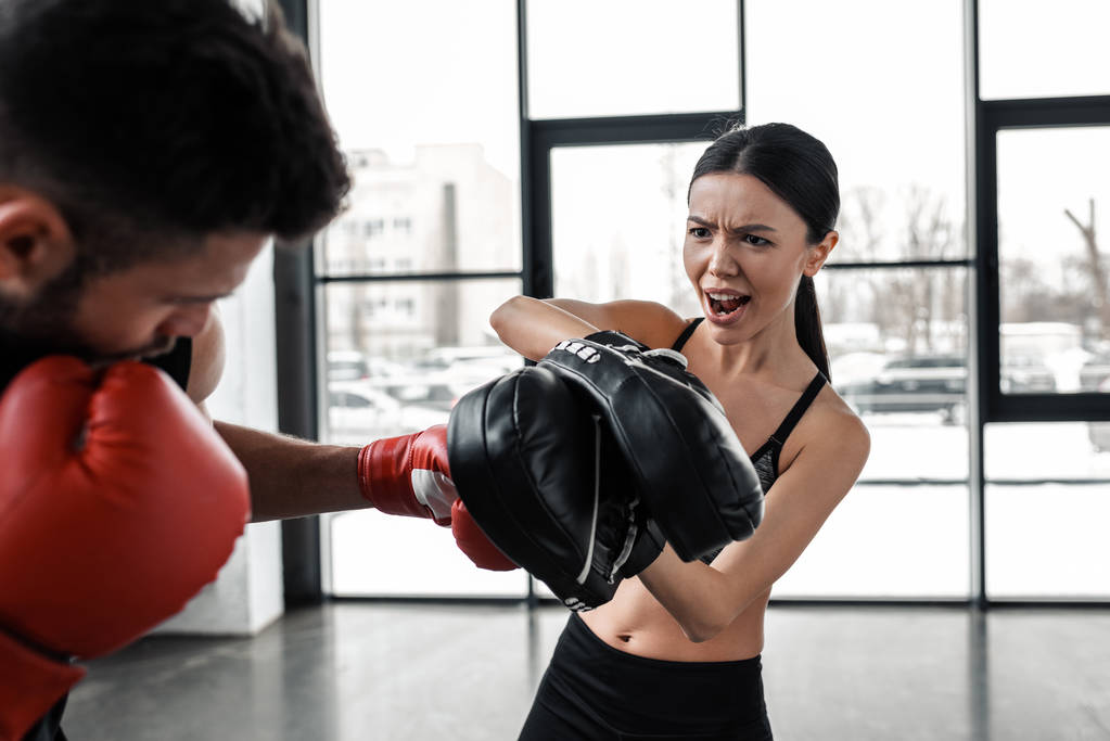 boks ve spor salonunda eğitim genç çiftin kırpılmış atış - Fotoğraf, Görsel