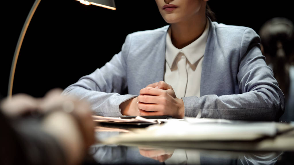 Mujer de negocios seria entrevistando candidato para vacante, empleo, trabajo
 - Foto, Imagen
