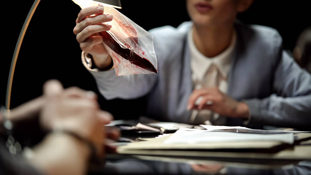 Staatsanwältin zeigt Verdächtigen Messer mit Blut und wartet auf Geständnis - Foto, Bild