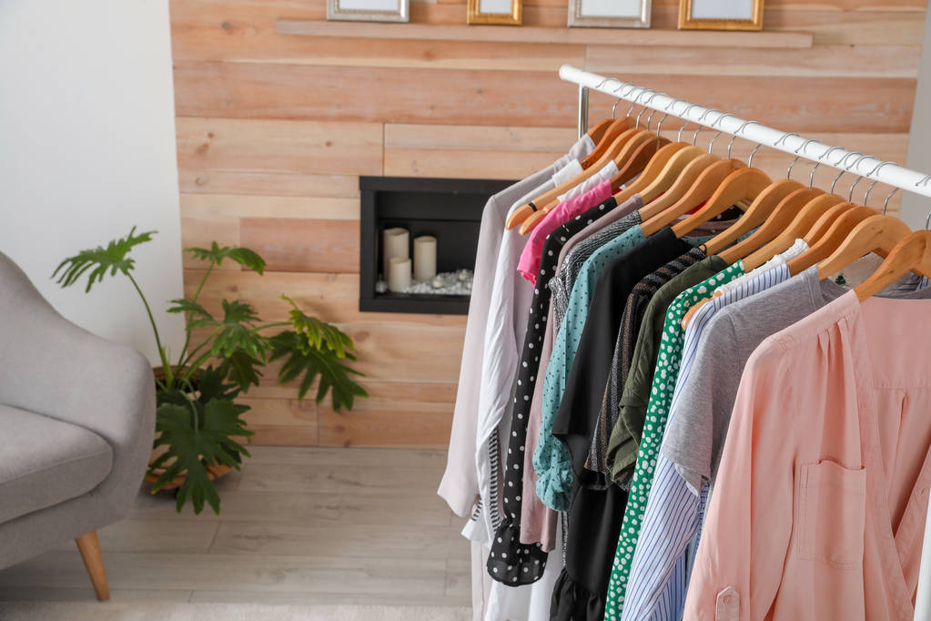 Garderobenständer mit stilvoller Kleidung in der Garderobe - Foto, Bild