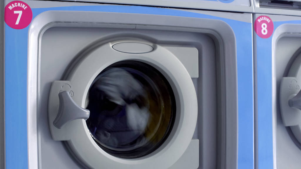 Industriële wasmachine reinigen van kleding op wasruimte, home toestel - Foto, afbeelding