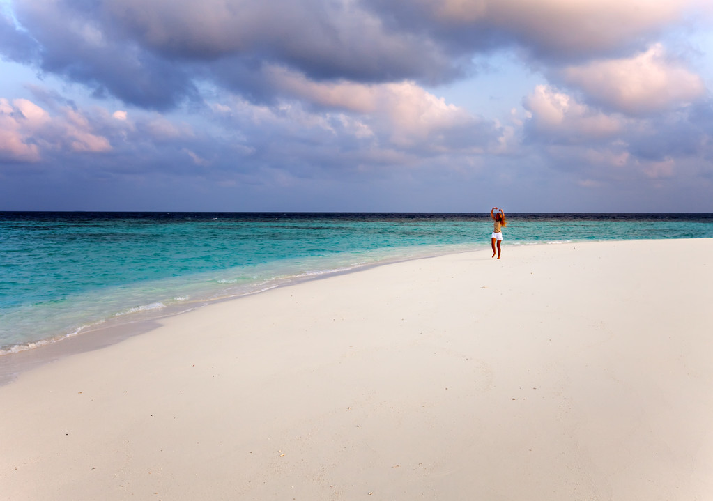 die sportliche Frau rennt am Ufer des Meeres. Malediven - Foto, Bild