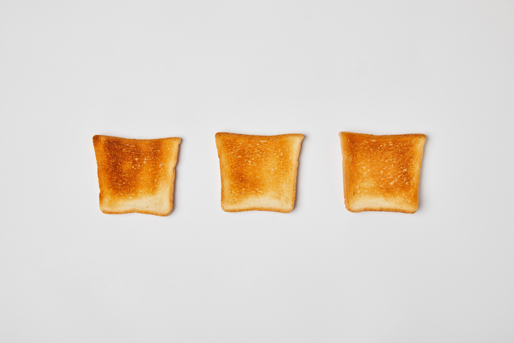 pohled shora grilované křupavé toasty na šedém pozadí - Fotografie, Obrázek