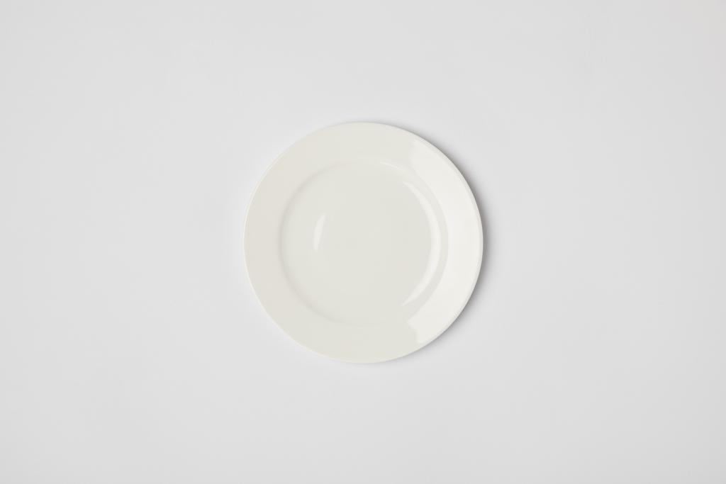 vista dall'alto del piatto di porcellana su sfondo grigio
 - Foto, immagini