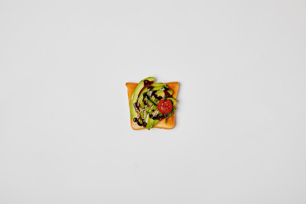 vista superior de torrada com abacate e tomate cereja em fundo cinza
 - Foto, Imagem
