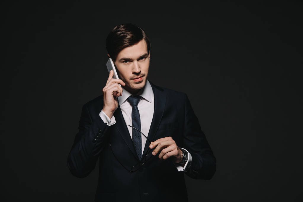 komea liikemies puhuu älypuhelimella eristetty musta
 - Valokuva, kuva