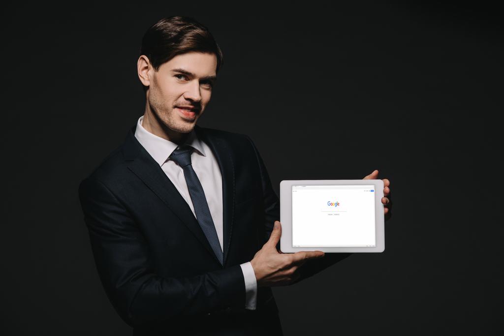 Veselá podnikatel drží digitální tabletu s prohlížečem google izolované na černém pozadí na obrazovce - Fotografie, Obrázek