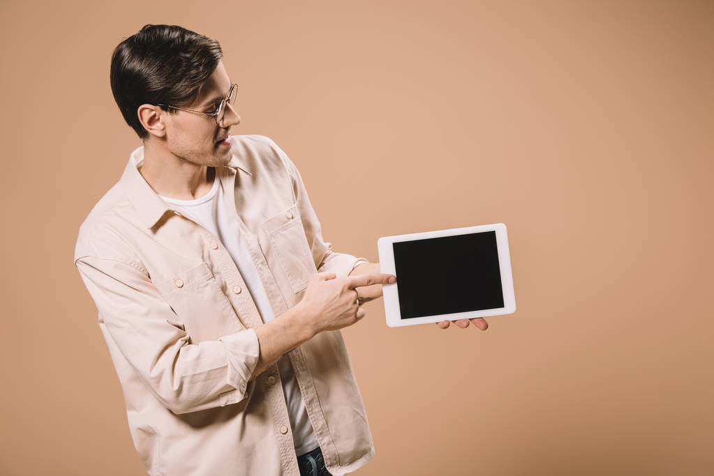 boş ekran üzerinde bej izole ile dijital tablet parmak ile işaret gözlüklü adam  - Fotoğraf, Görsel