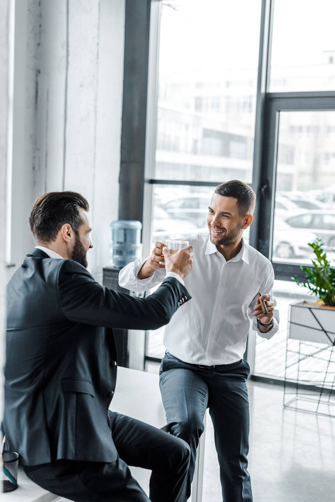 onnellinen liikemiehet paahtoleipää lasilliset viskiä
  - Valokuva, kuva