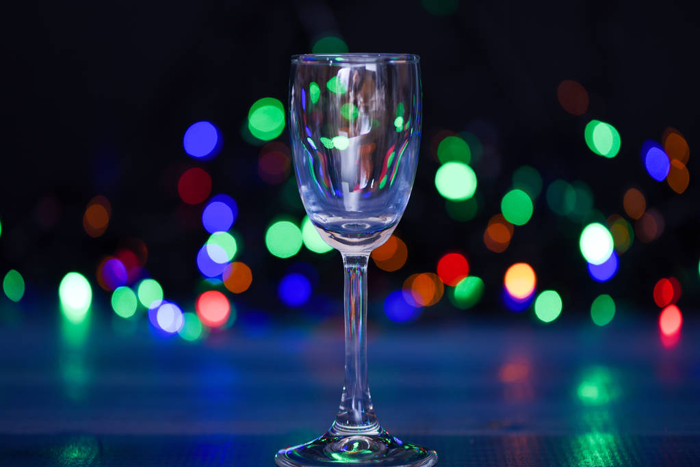 Recettes faciles pour les cocktails alcoolisés d'hiver. Verre à cocktail sur guirlande déconcentrée lumières colorées. Que boire à la fête de Noël. Cocktail d'alcool pour la fête d'hiver. Concept d'idées cocktail
 - Photo, image