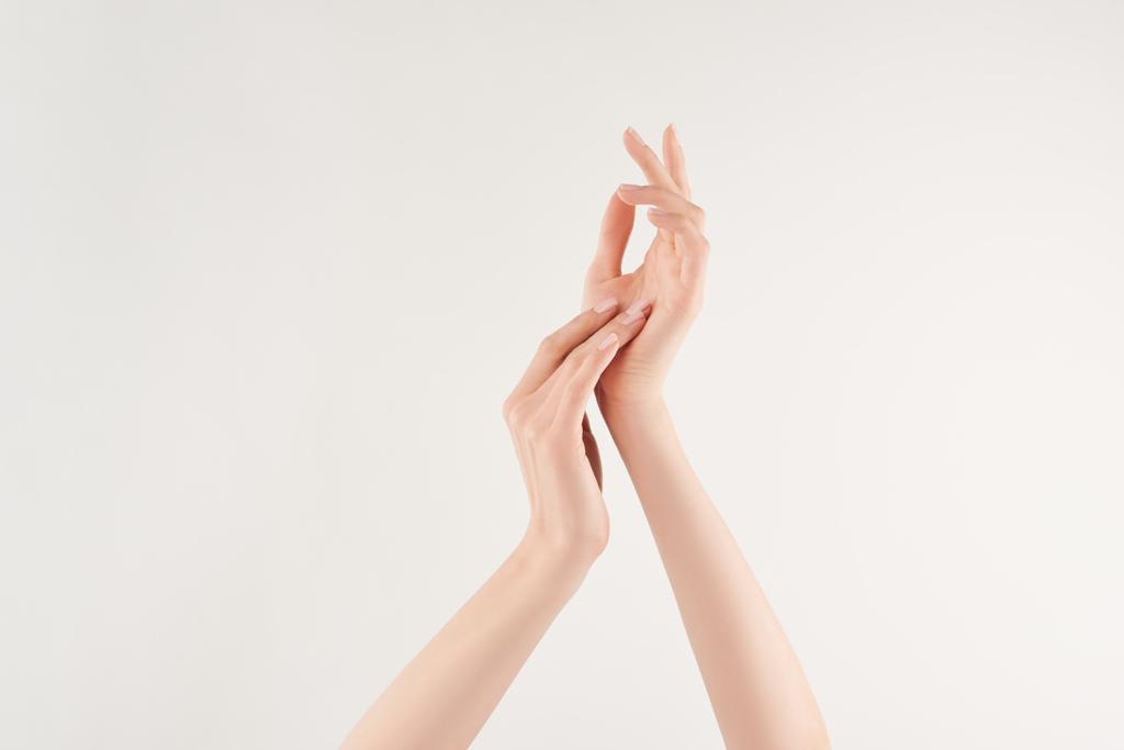 Μερική άποψη από προσεγμένες γυναικεία χέρια σε λευκό φόντο - Φωτογραφία, εικόνα