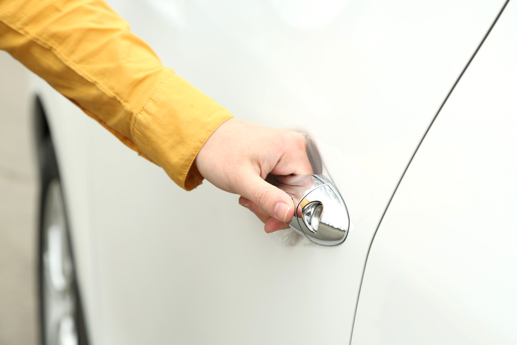 Γυναίκα άνοιγμα χέρι πόρτα του αυτοκινήτου, κοντά - Φωτογραφία, εικόνα