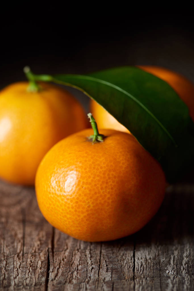 foco selectivo de sabrosas mandarinas en mesa de madera
  - Foto, Imagen